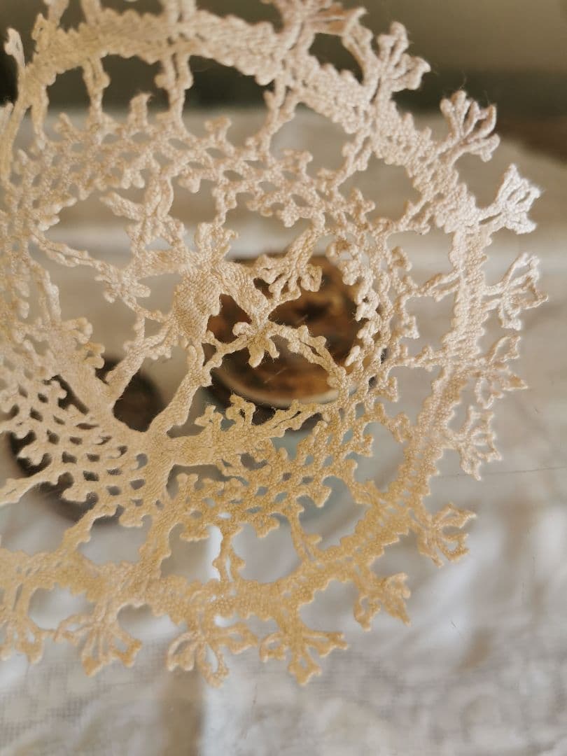 アンティーク ベルギー購入 可愛い人物像の小さなリネンドイリー フリルコースター