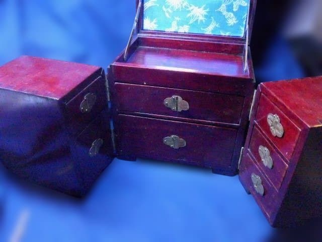 貴重！翡翠が象嵌されたアンティークの中国の姫箱です。作りの良いものです