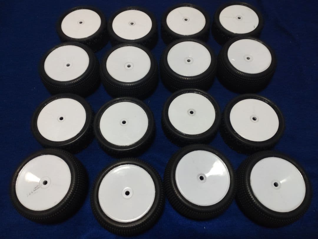 最終値引き、今だけ値引き、ラジコンバギー、4WD用カーペットタイヤ4台分