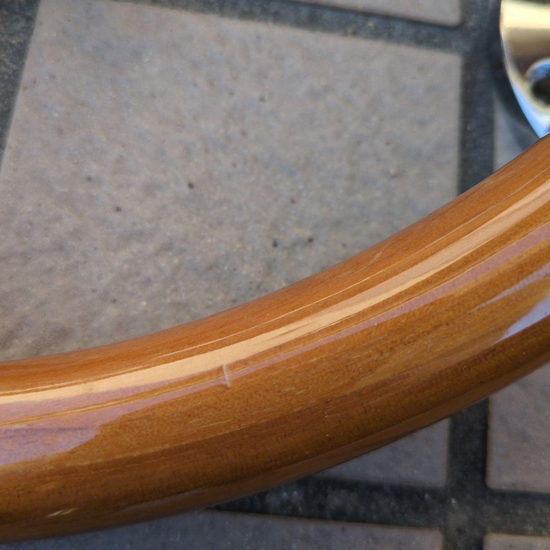 ウッドとクロームの3スポークステアリングホイール