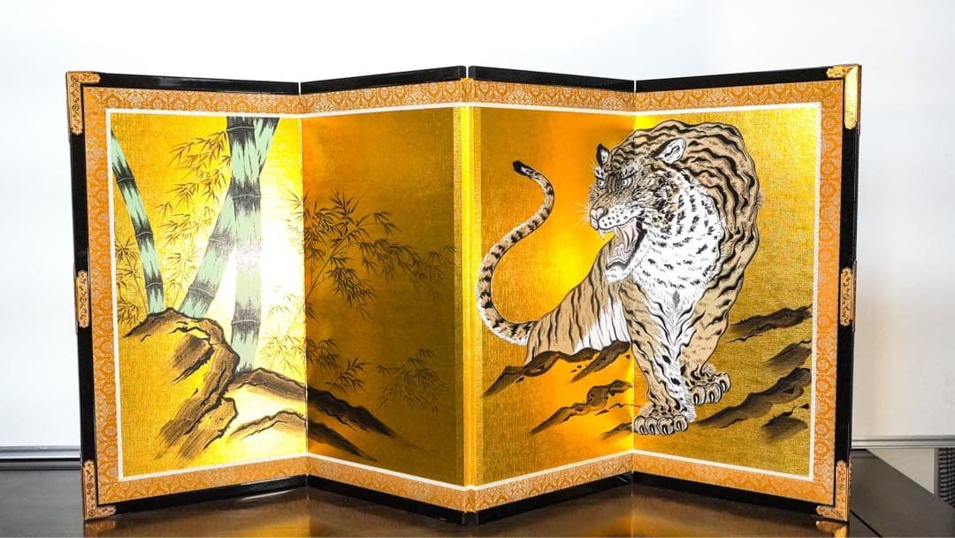 虎と竹林を描いた金箔屏風