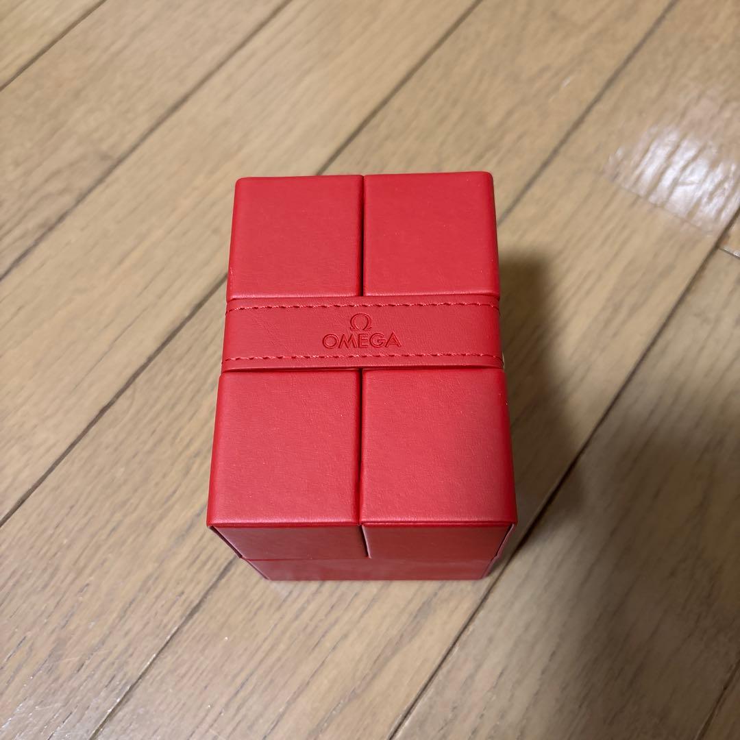 OMEGA純正レザー風 赤 ギフト箱