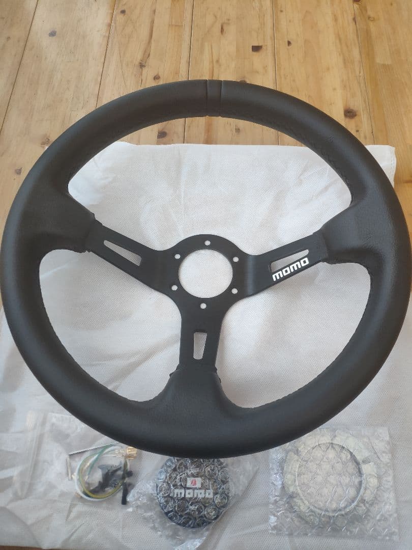 新品未使用・MOMO スタイルブラック革ステアリング Not Authentic