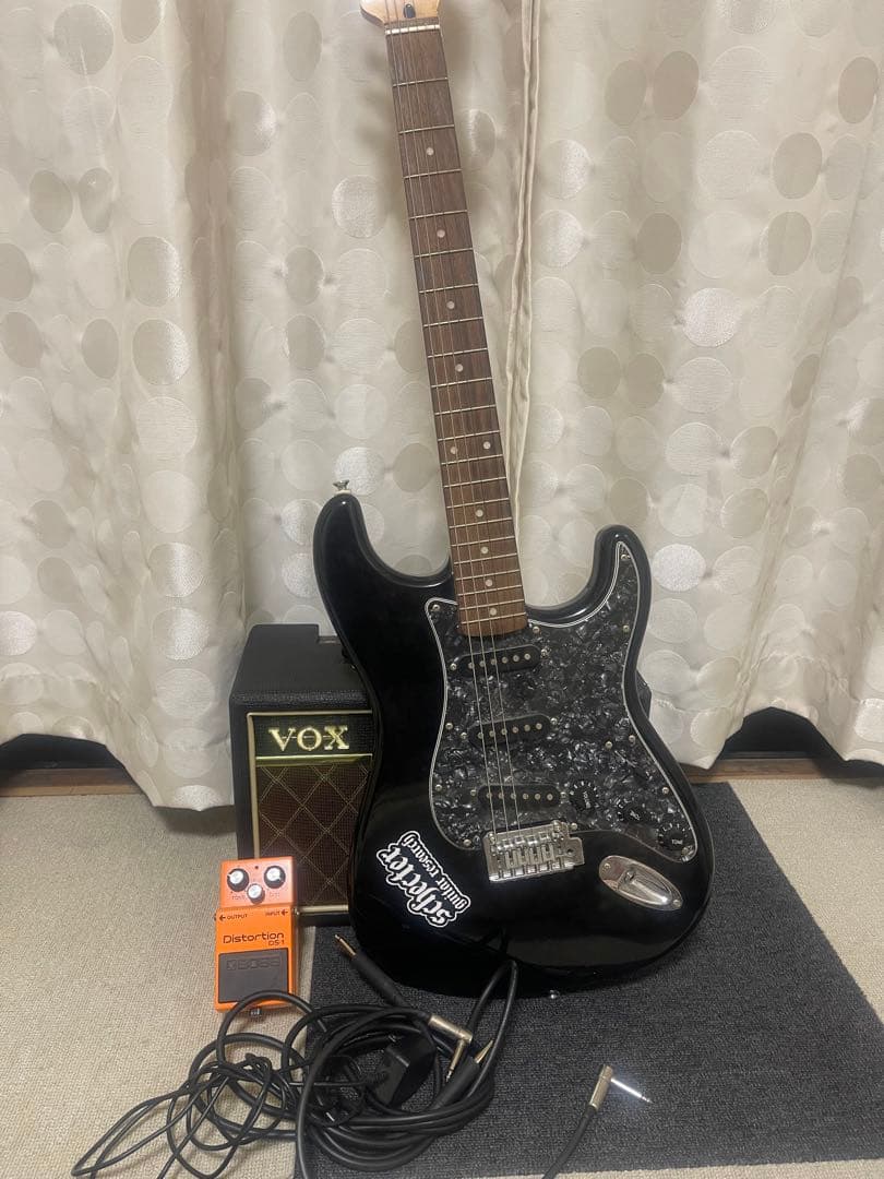 黒のエレキギターとエフェクターアンプ
