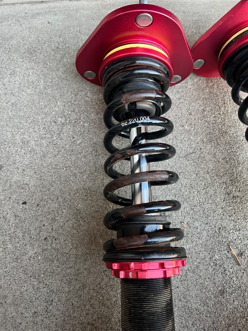 30プリウスZVW30 フルタップ式車高調BLITZ