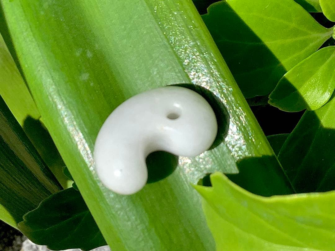 ✳糸魚川翡翠白勾玉‼️ 極上品質の太陽光透過　鑑別書付　お守りに本物を‼️