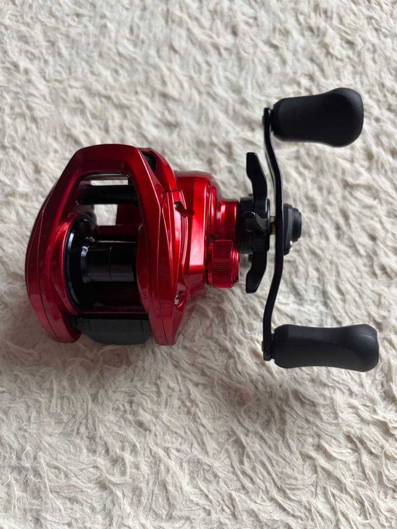赤いベイトキャスティングリール