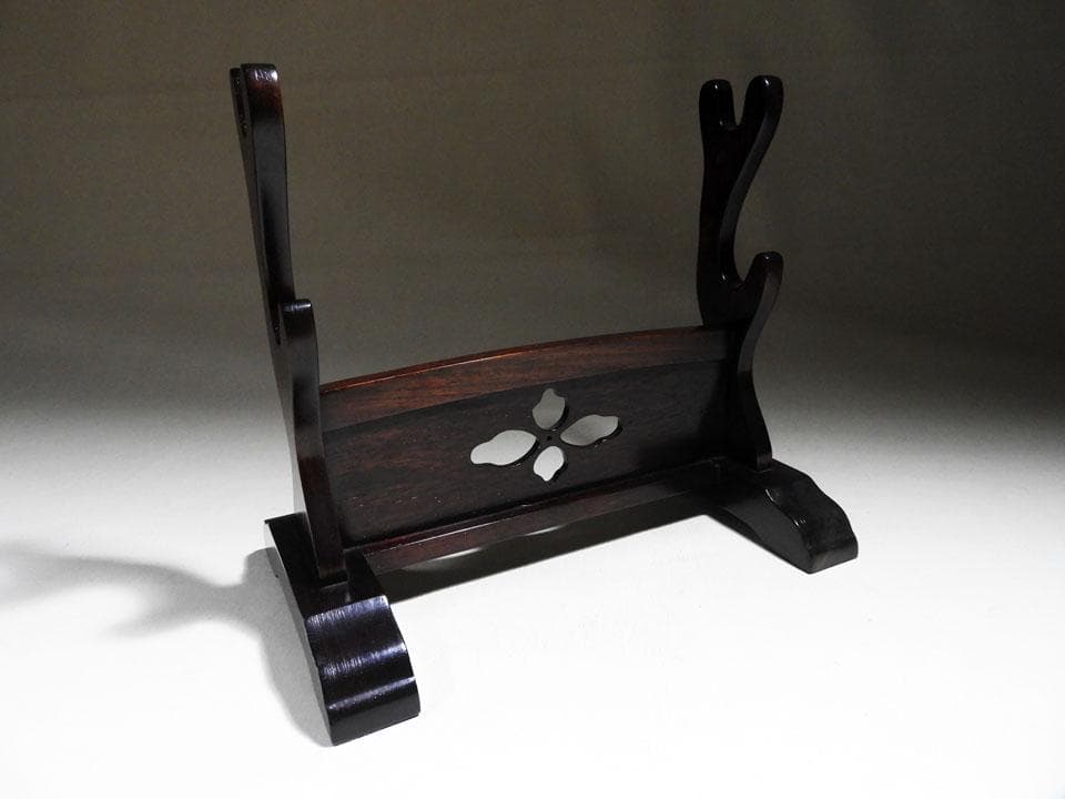 ●①小さい刀掛け 短刀用 二刀掛け 小振り 透かし紋 高さ27㎝ 幅30㎝程度