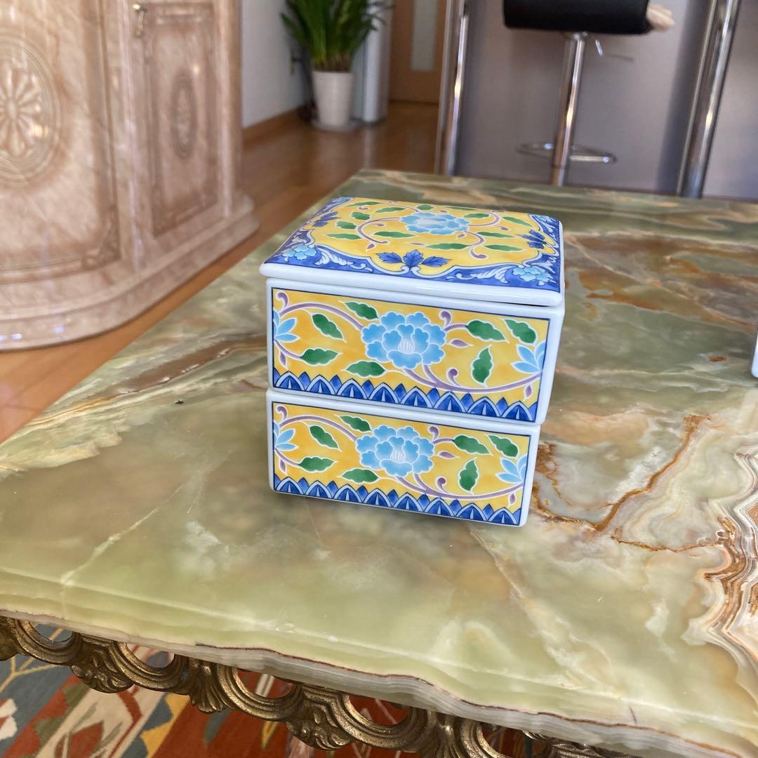 Ｌisa リアドロ犬を連れた婦人花柄陶器2点