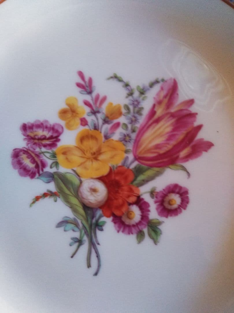 春を呼ぶ可愛い花が描かれたアンティークの飾り皿