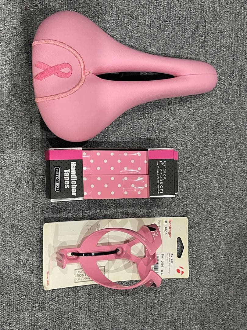 ピンクリボンロードバイクサドル、バーテープ、ボトルケージ3点セット