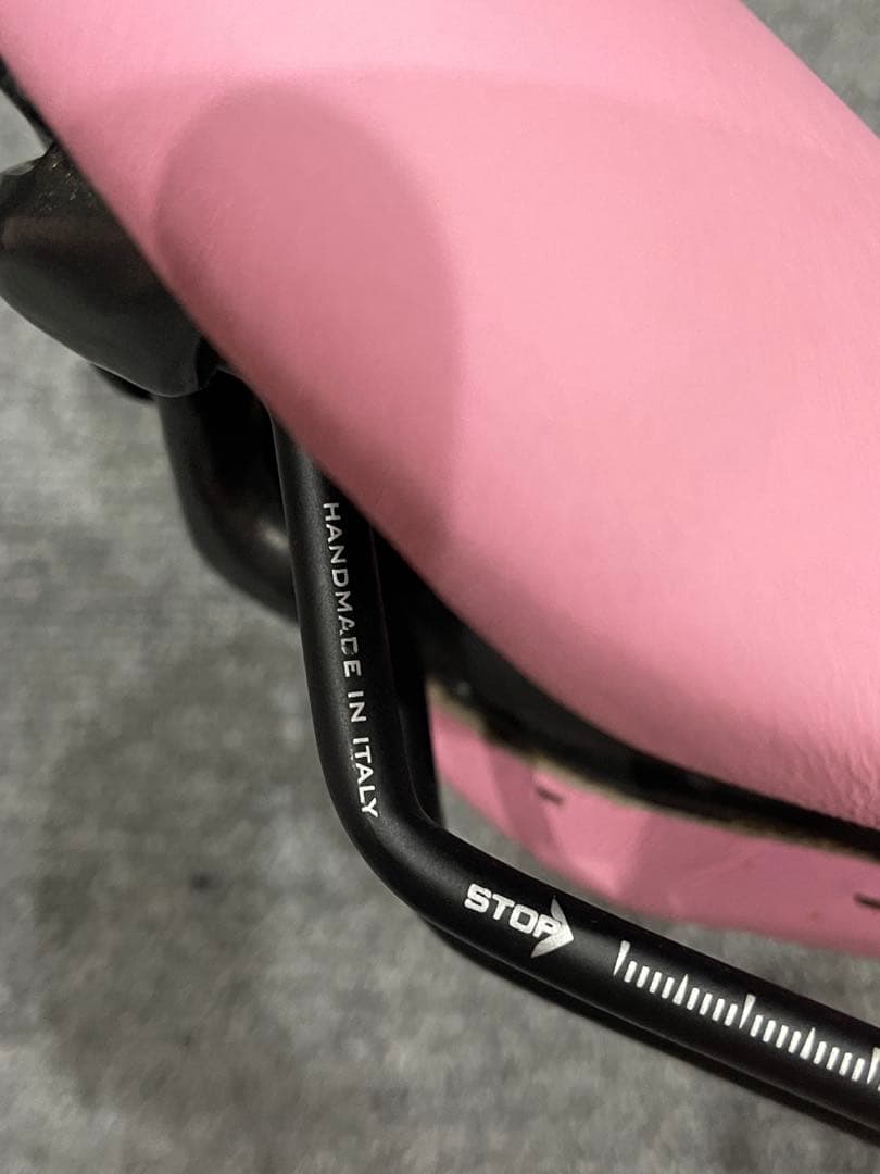 ピンクリボンロードバイクサドル、バーテープ、ボトルケージ3点セット