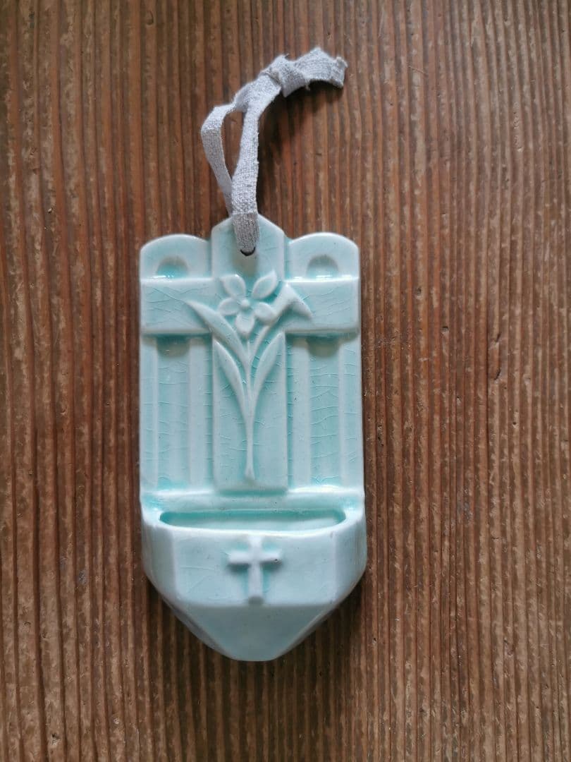 アンティーク 美しい青磁色 聖水入れ 百合紋様 十字架レリーフ 貫入 麻紐付