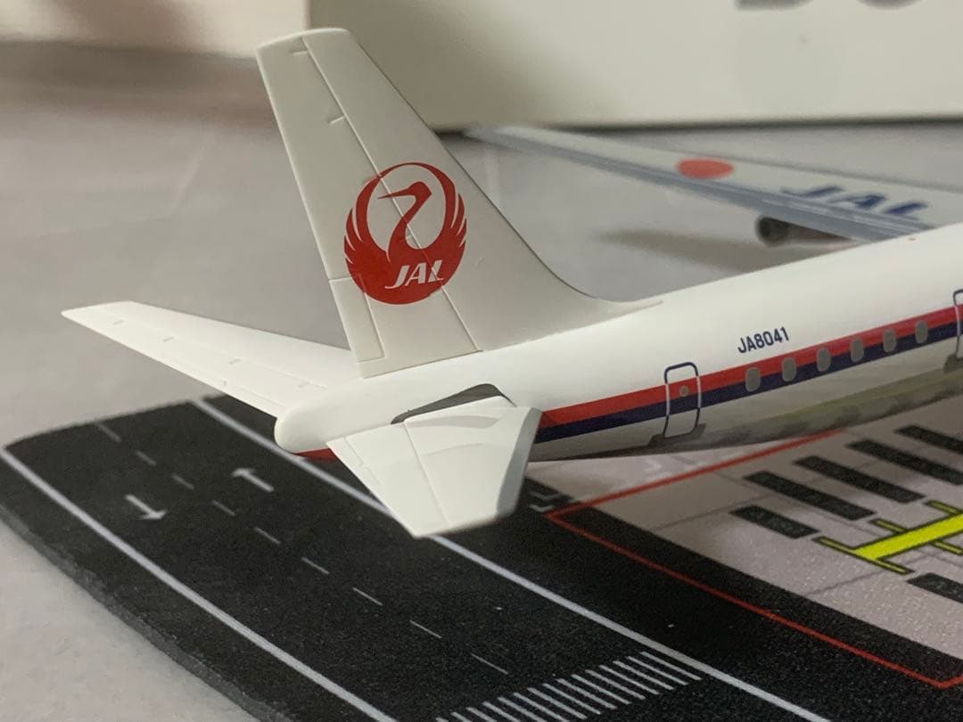 ｊａｌｕｘ公式モデル１／２００日航ＤＣ８－６１プラスティック樹脂製完成品