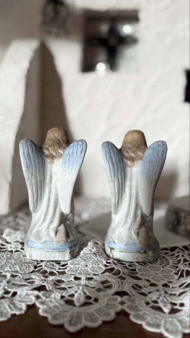 小さなフランス製磁器の双子のエンジェル像