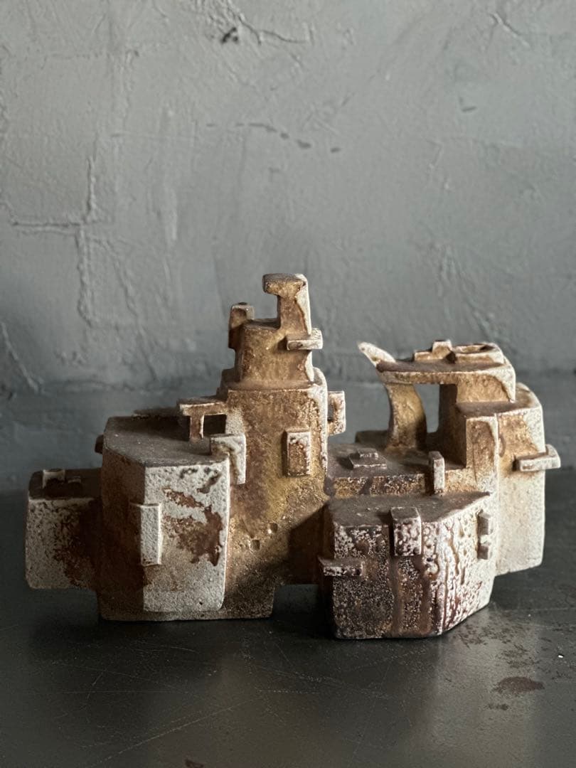 瞬間的お値下げ‼️作家物陶器　花瓶　抽象的陶器彫刻 茶色と白