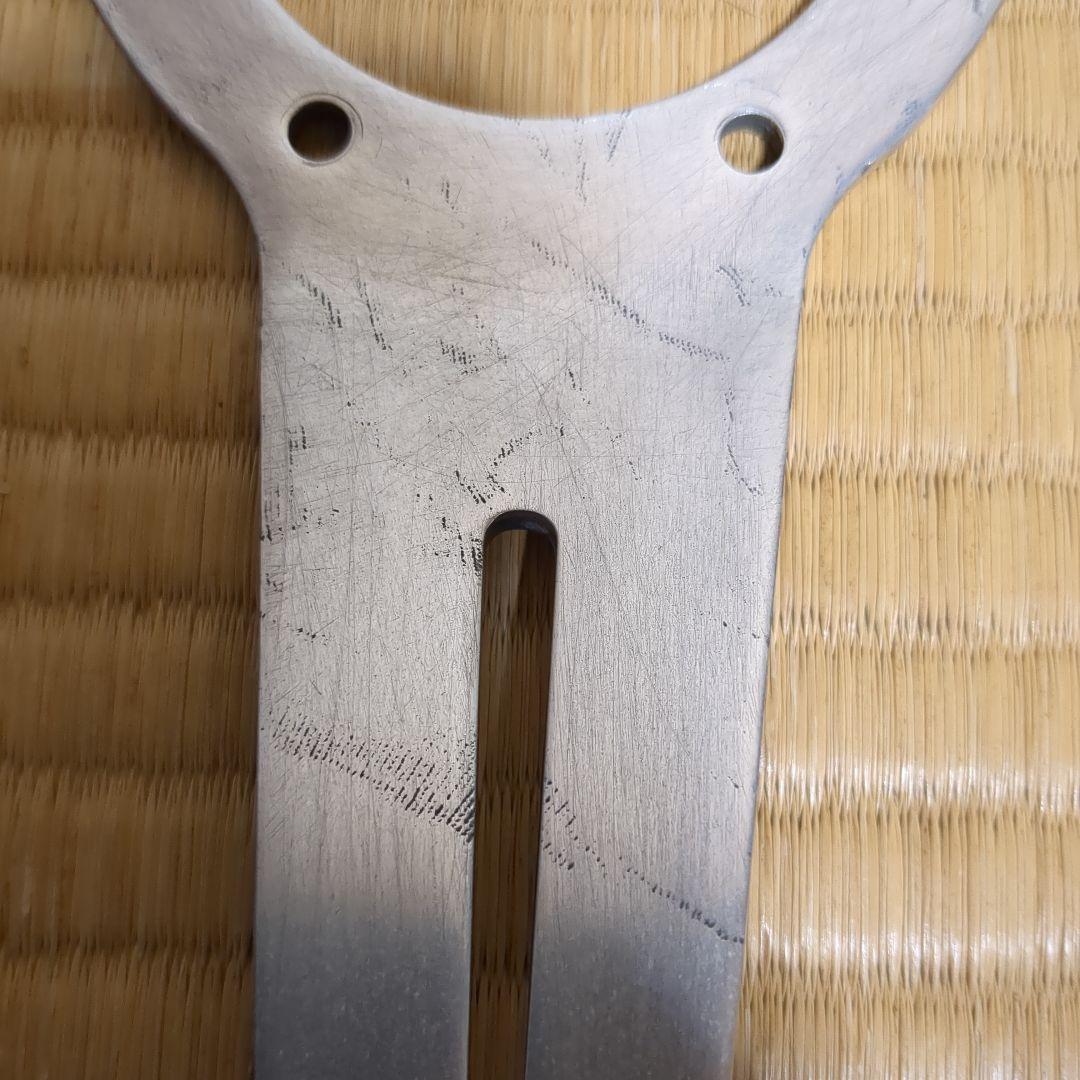 ナルディウッドステアリング、ホーンボタン、取り付けネジ。