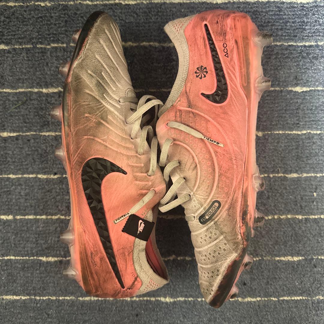 Nike ACG サッカーシューズ ピンク