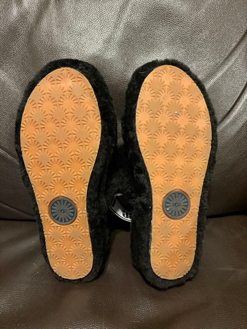 土日限定お値下げ中‼️UGG ブラックファーサンダル