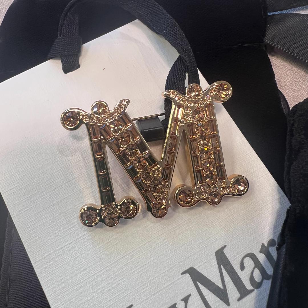 【新品未使用】MaxMara 大人気！Mブローチ 新色マスタード