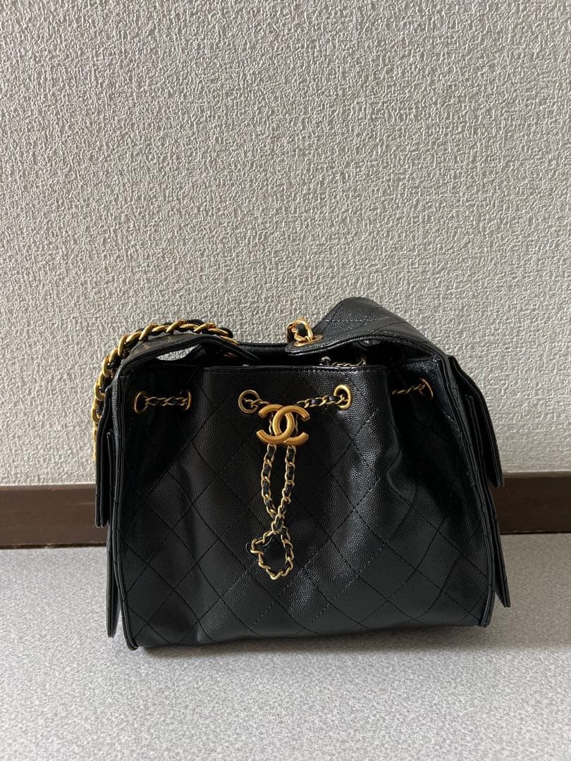 ブラックのキルティングレザー製、ゴールドチェーンのショルダーバッグ。