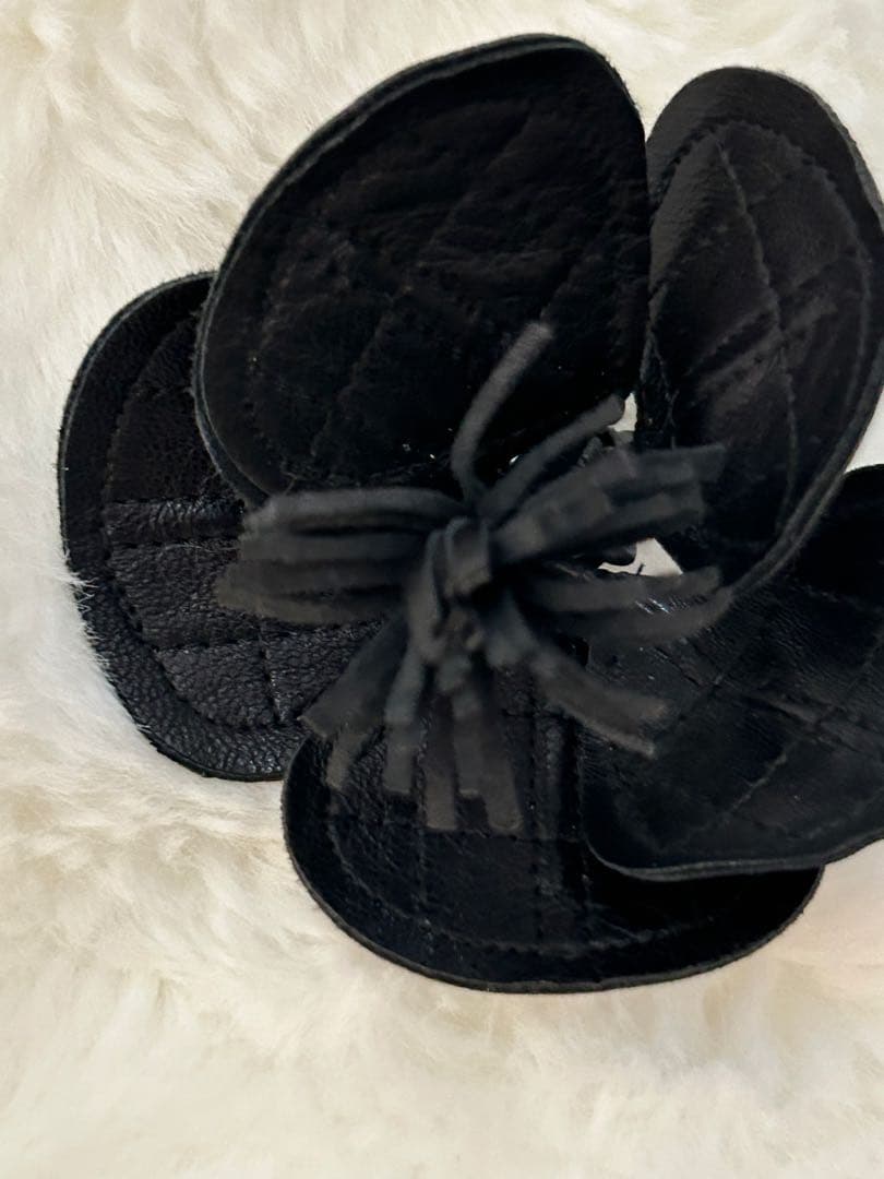 CHANEL ビンテージマトラッセ黒いレザー花型ブローチ約10cm可愛い