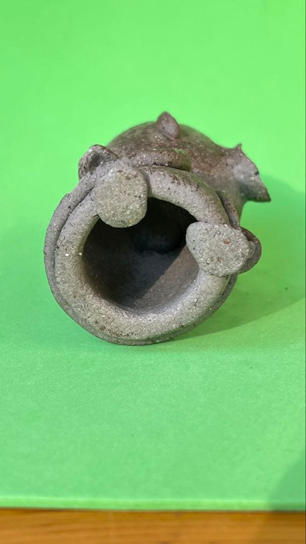 村長自画像　陶器製の口を開けた人形 約10cm カケ有り