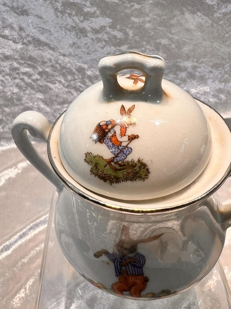 ポット　ミルク　シュガー　カップ＆ソーサー２個のセット 金彩　手描き