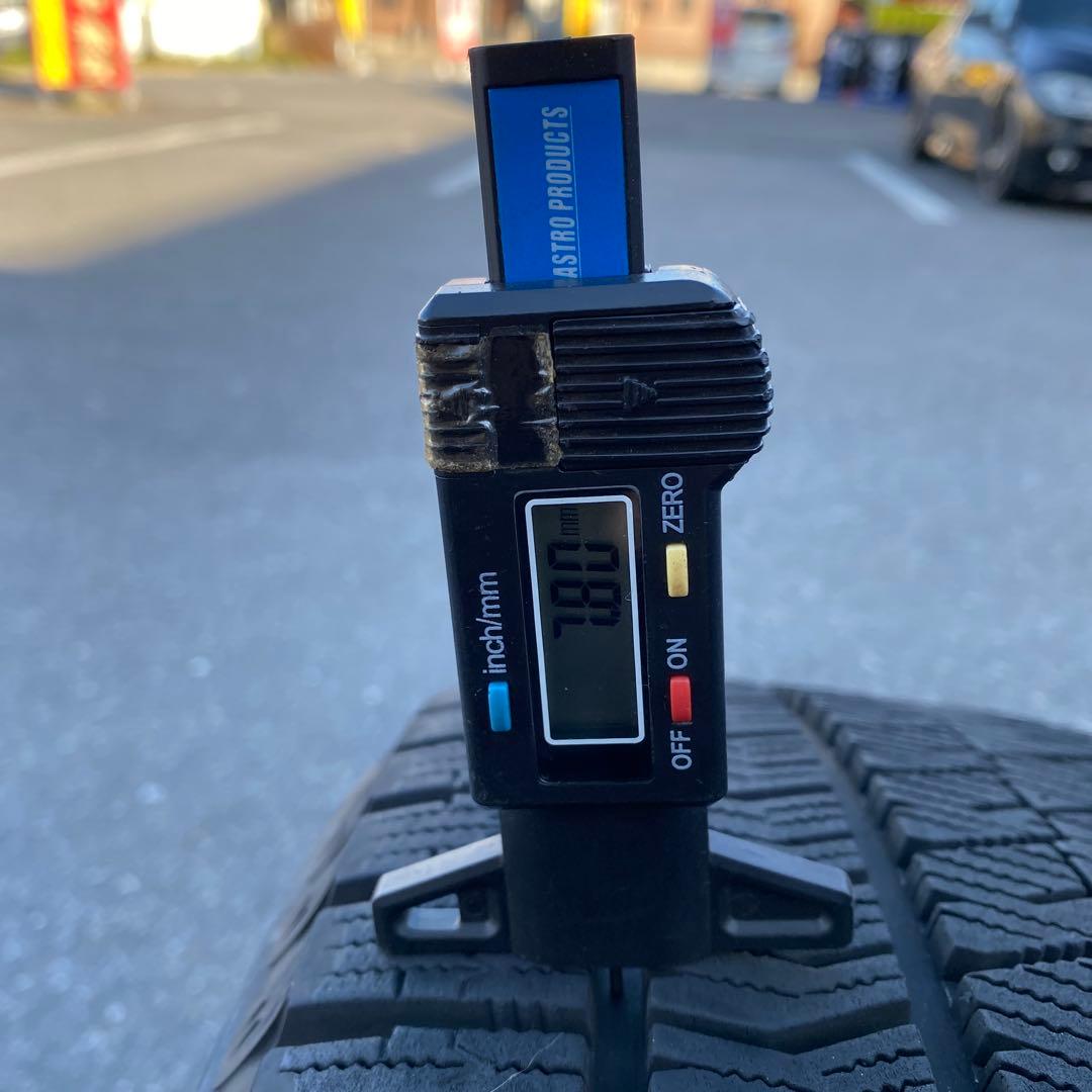 中古バリ溝‼️ブリヂストンスタッドレスセット215/50R17 プリウスα等