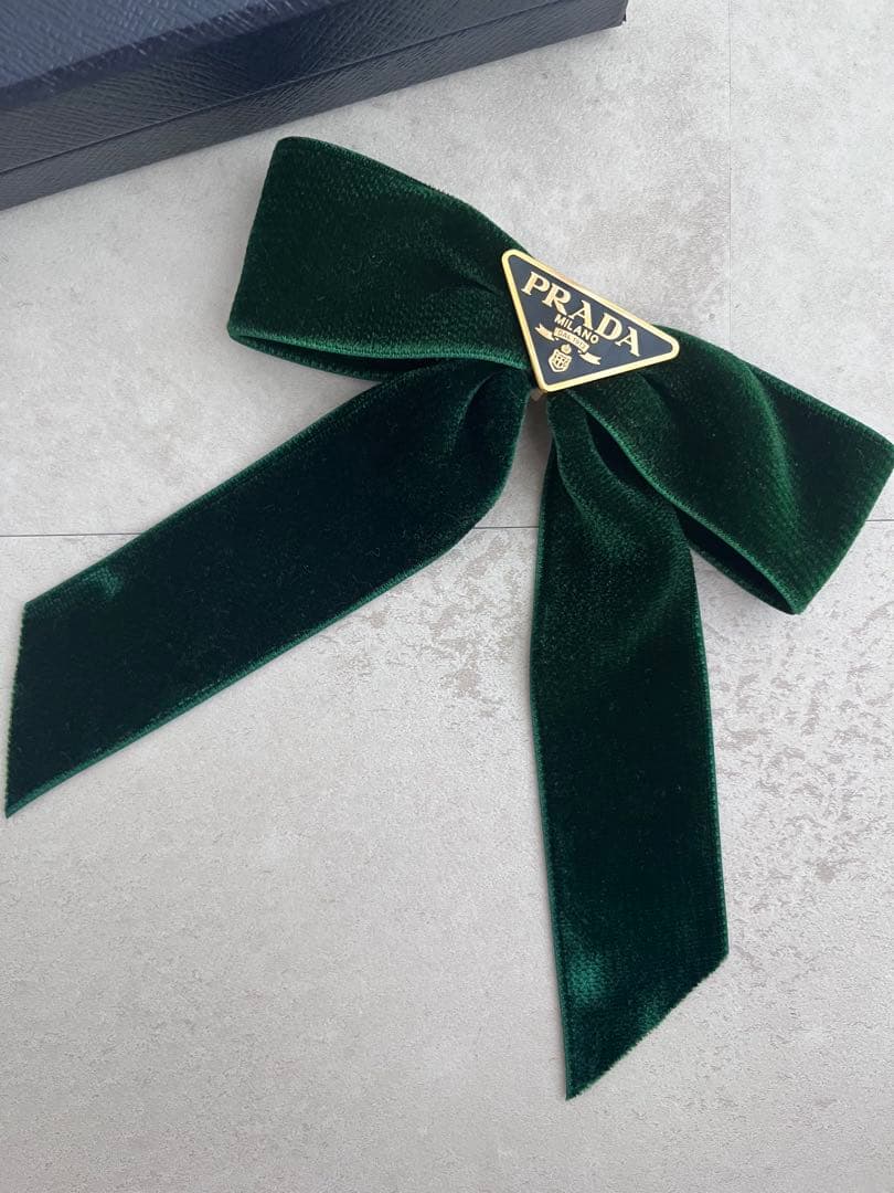 【最終値下げ】PRADA ダークグリーン ベルベットヘアクリップ