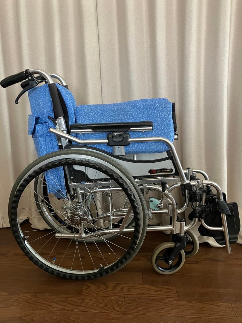 松永製作所　青色布地の車椅子