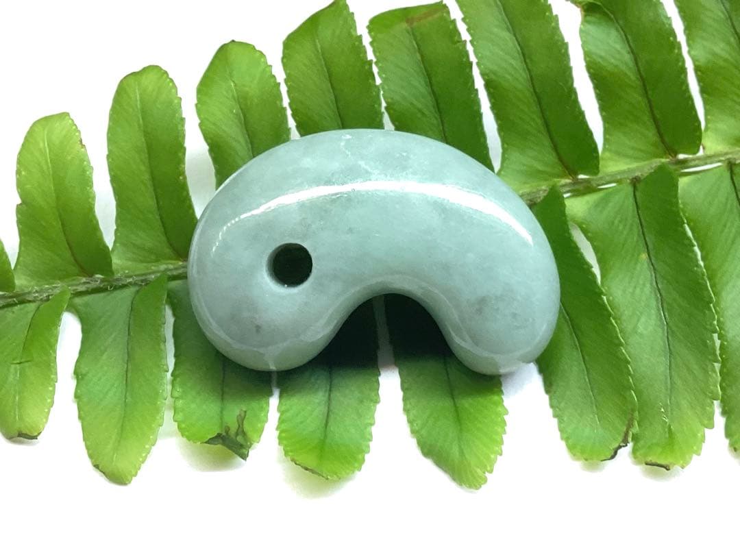 ✳紅色入り‼️ 繊細結晶の糸魚川翡翠勾玉　極上高品質の透過　本物を守護石に‼️