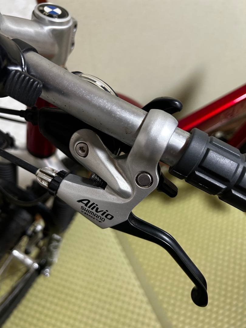  赤いオフロードバイク