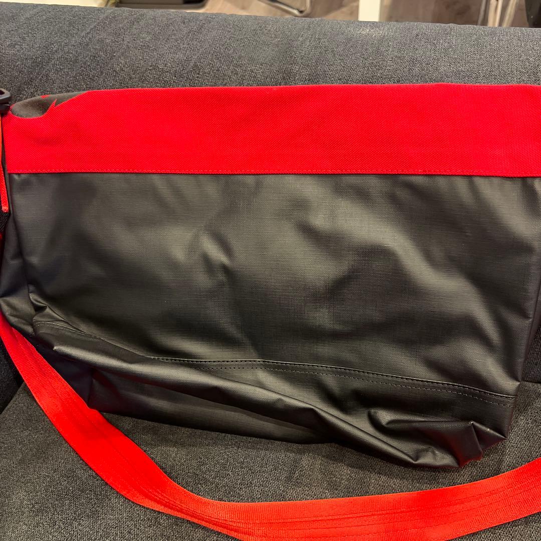 広島東洋カープ　直筆サイン入り　メッセンジャーバッグ　赤黒　2