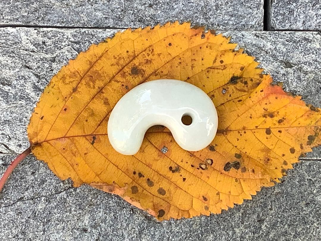 ✳安価卸し値段　幸運引き寄せる糸魚川翡翠勾玉　本物を１個お持ちください　鑑別書付