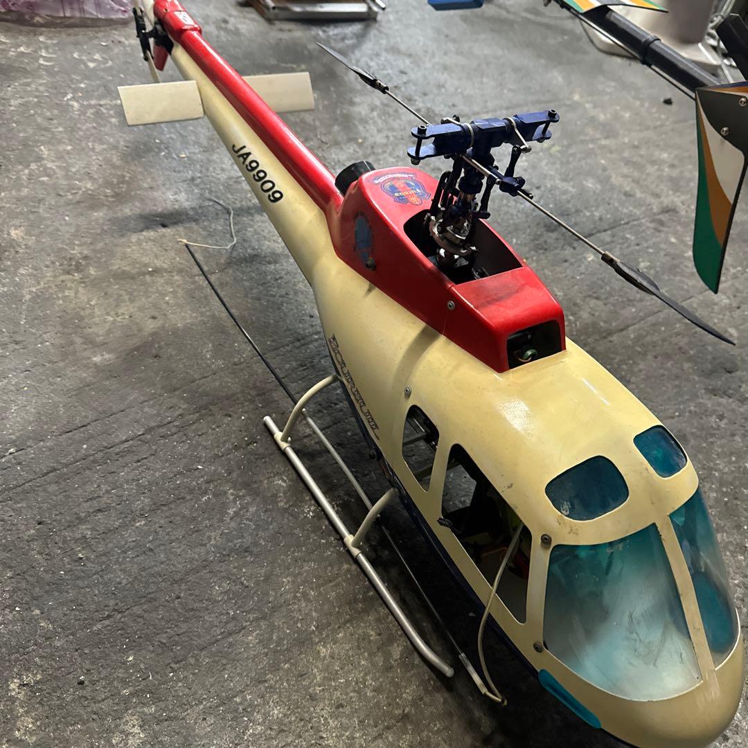 JA9909 ヘリコプター クリーム色と赤