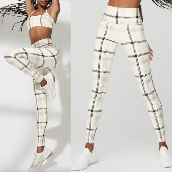 Alo Yoga　Airlift High-Waist レギンス