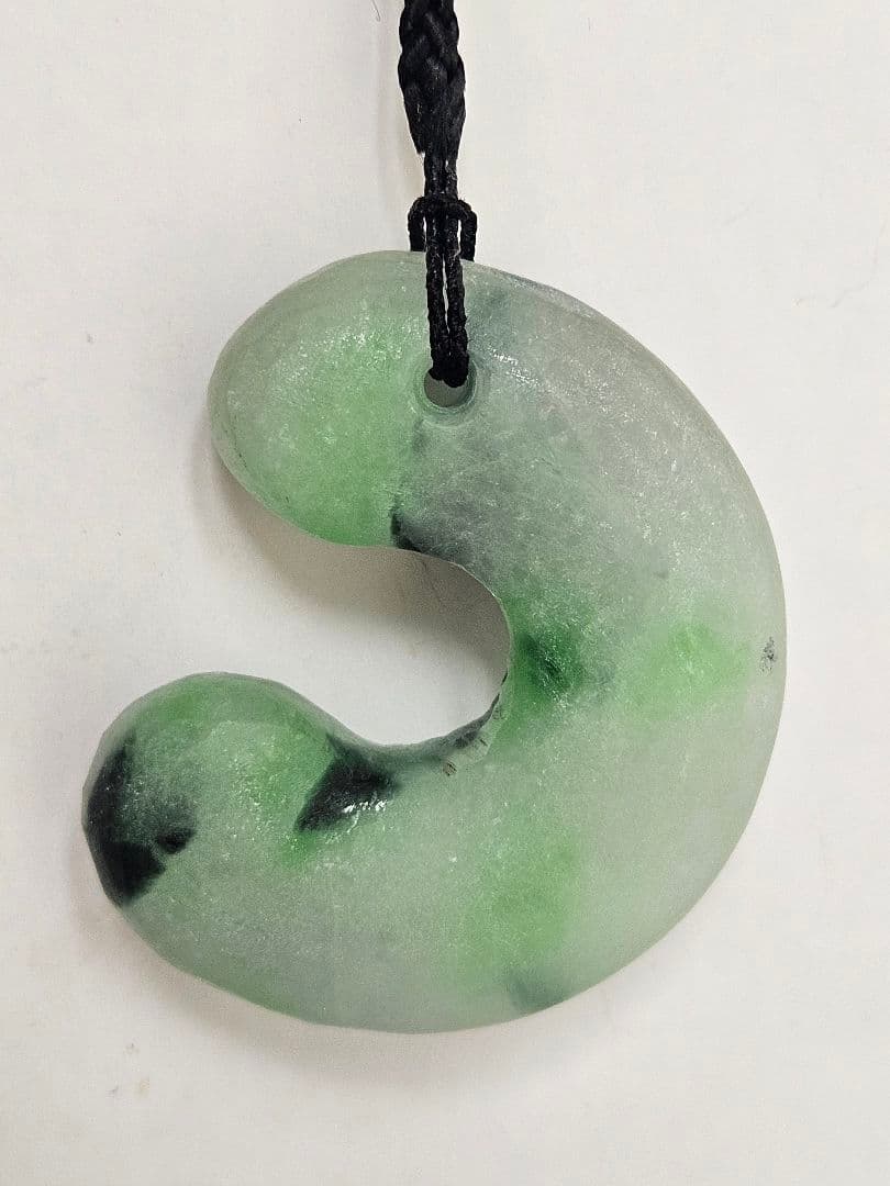 H 特大 飛龍 翡翠勾玉　　☆12,000円☆