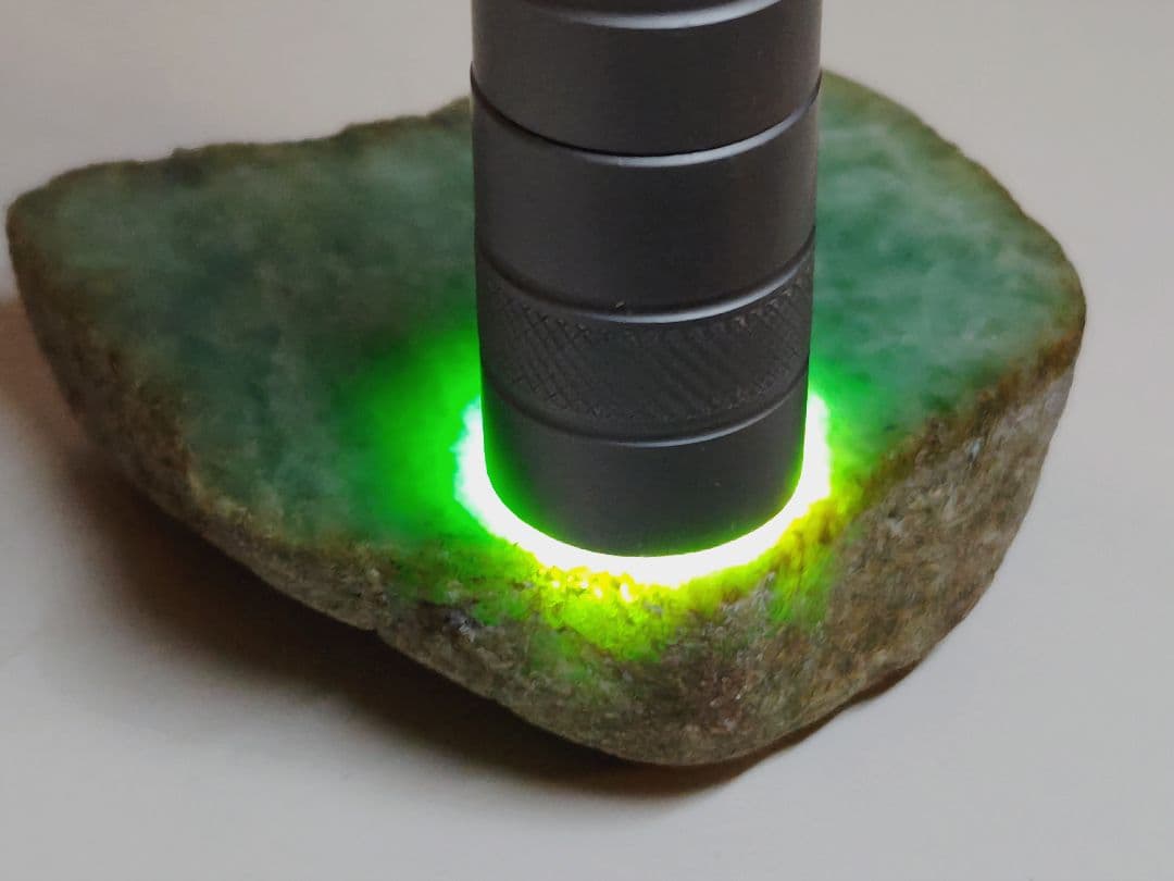 鮮緑 180g 翡翠 ヒスイ 原石 鑑賞石 自然石 誕生石 鉱物 鉱石 水石