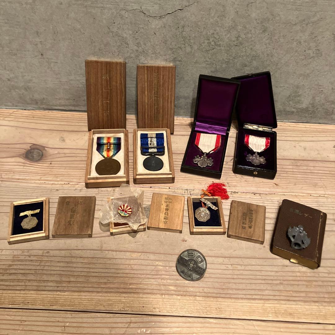 古*ン様 勲章まとめ 勲章 徽章 記章 バッジ 記念章勲章 勲八等白色桐葉章 詳