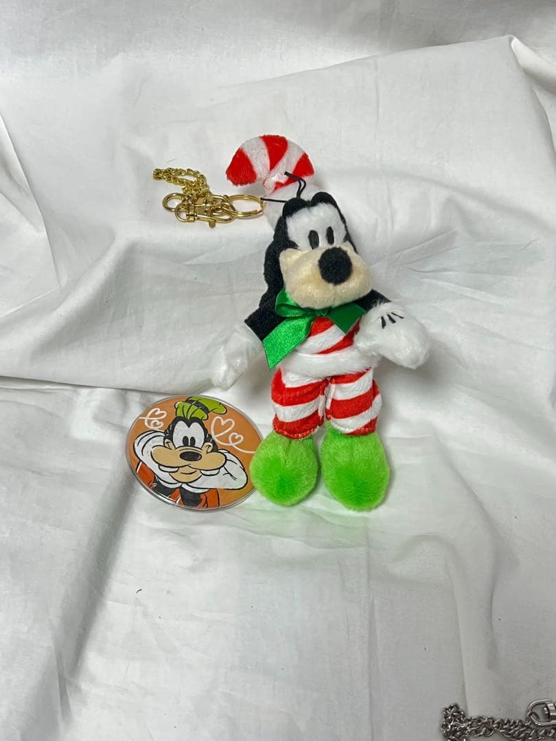 匿名配送/ディズニーストア グーフィー プラッシュキーチェーン＋缶バッジ