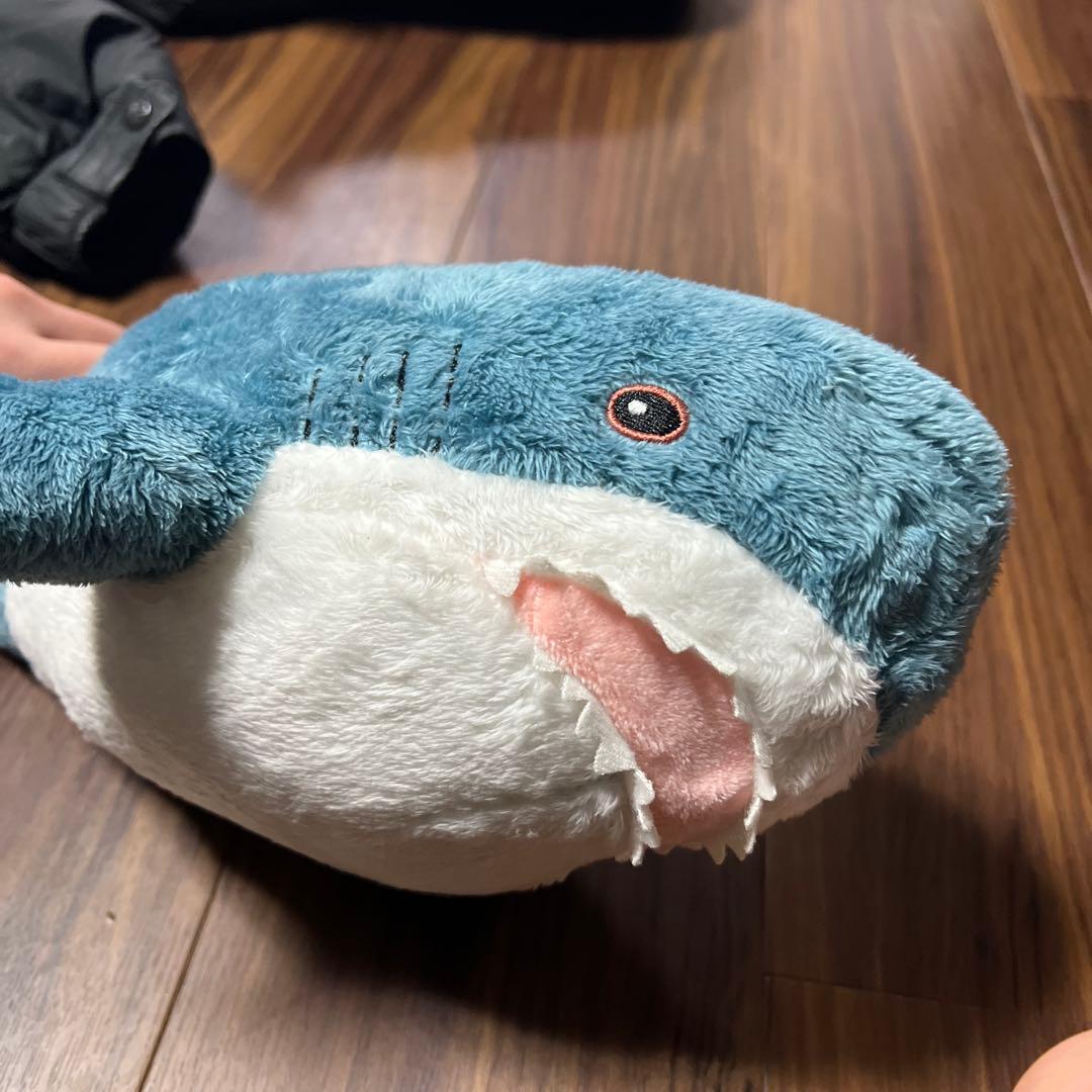 青と白のサメのぬいぐるみ 約30cm