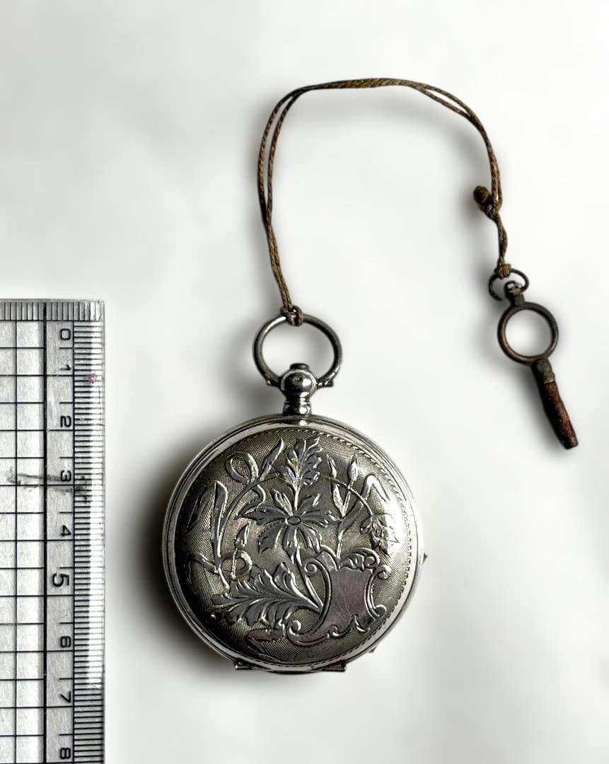 エングレーブ花模様シルバーポケットウォッチ