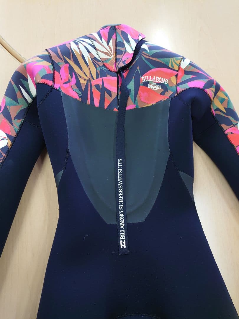 Billabong 秋冬初春用 裏起毛セミドライスーツ 黒・赤/カラフル葉柄