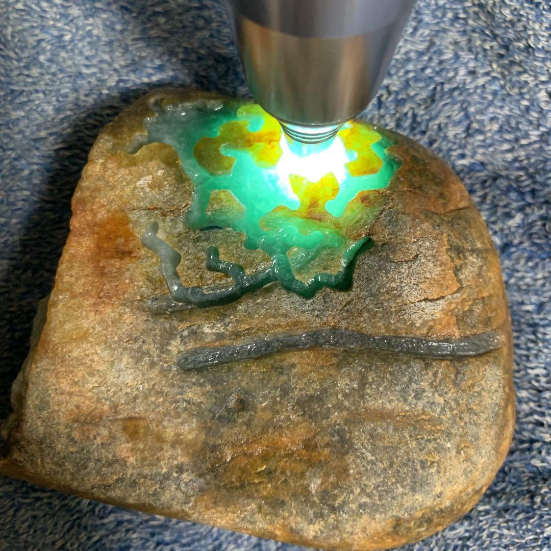 無処理無染色A貨天然石本翡翠　保証付　 ミャンマー　本翡翠　ヒスイ　原石　希少色