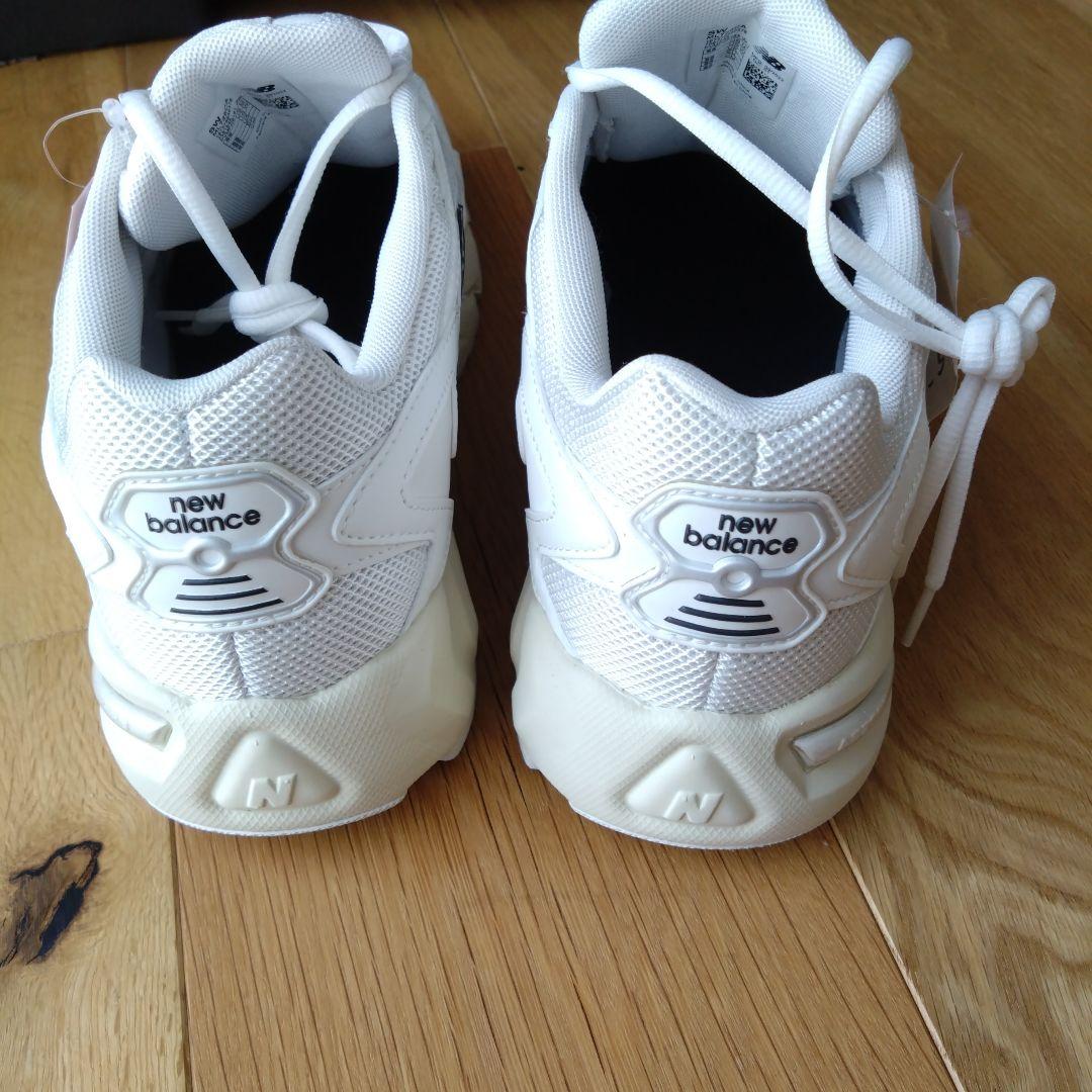 ヒューマンガスニューバランス725 ホワイト　27.5