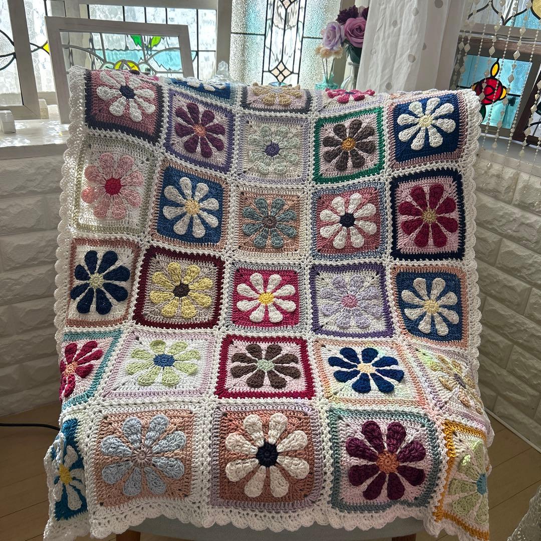 お花のモチーフ編み マルチカバー カラフルな花柄のグラニースクエアブランケット