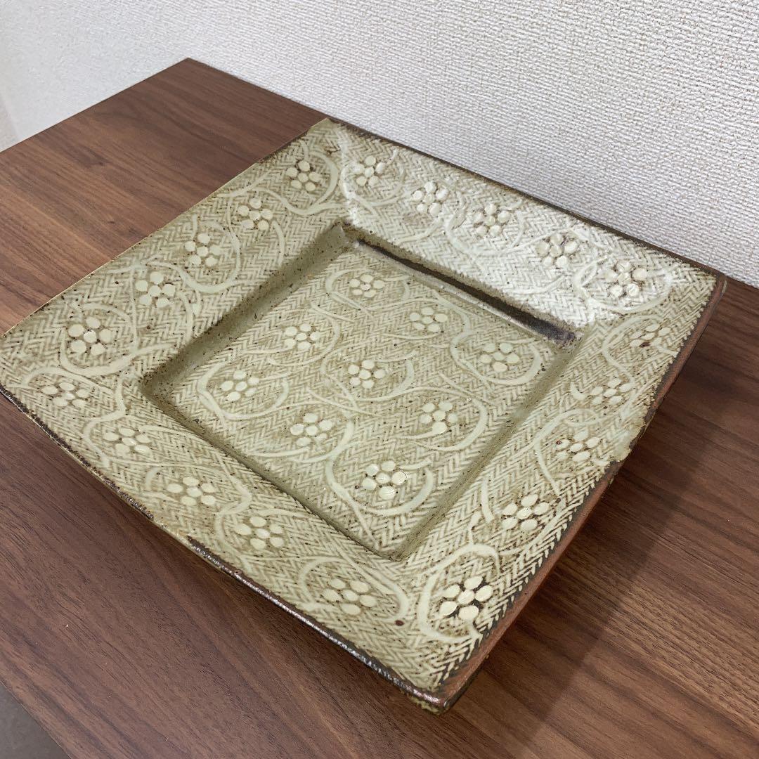 【人間国宝】島岡達三 地釉象嵌 唐草文角皿 (径28cm)