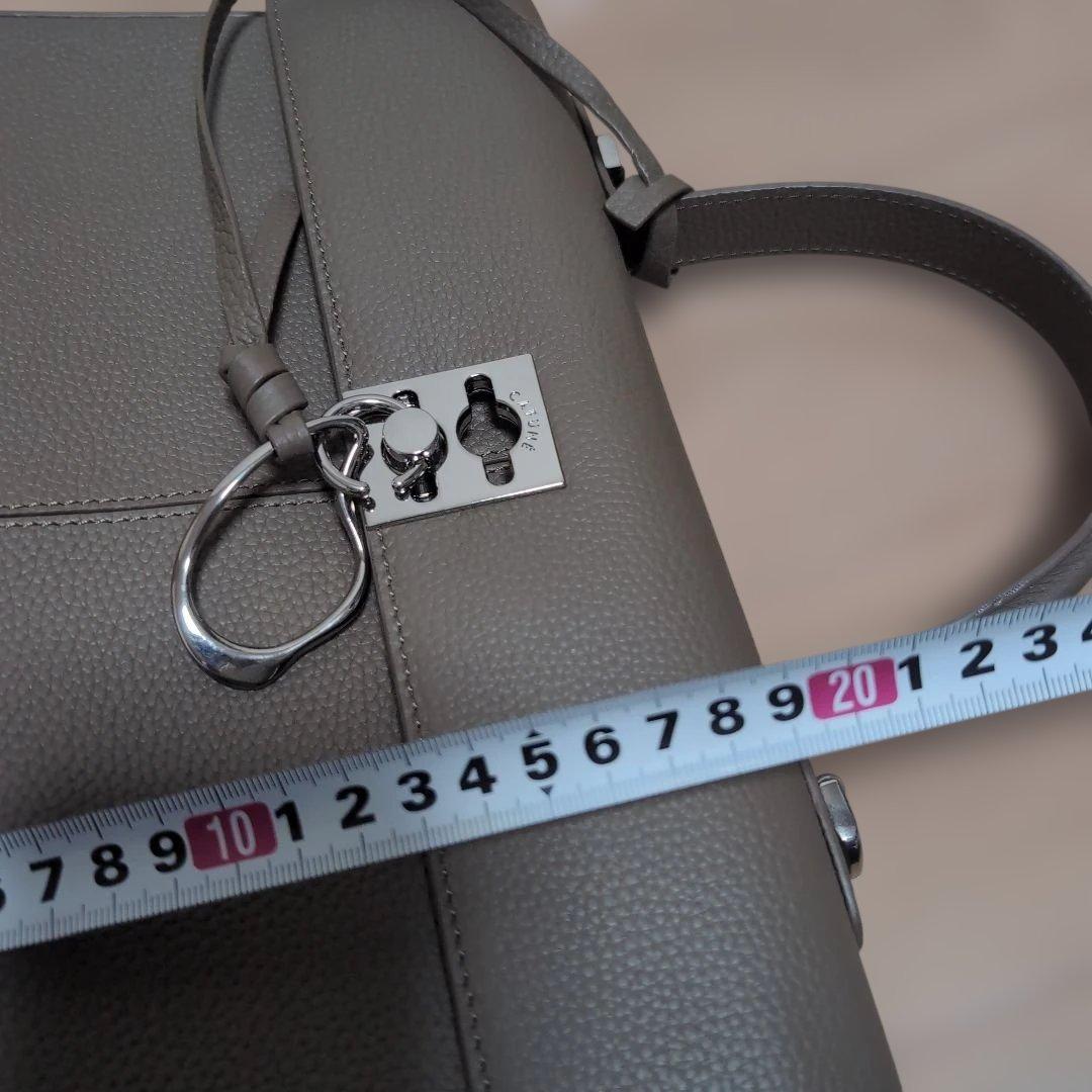 カフネ　グレージュのバッグ