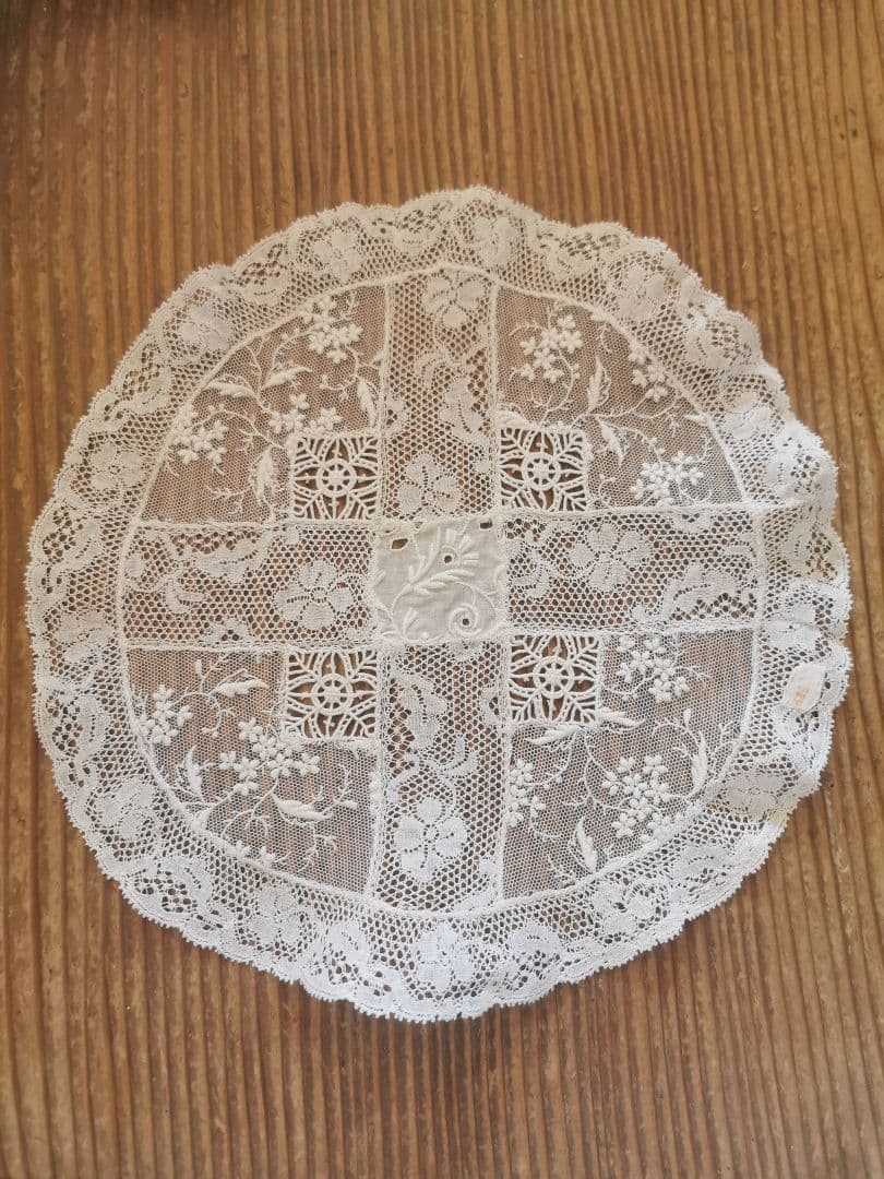 アンティーク ノルマンディーレースドイリー 十字架モチーフ パッチワーク 花刺繍